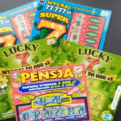 Kupony zdrapki LOTTO z motywami szczęścia i dużymi wygranymi.