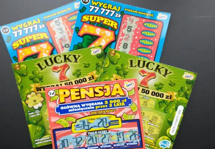 Kupony zdrapki LOTTO z motywami szczęścia i dużymi wygranymi.