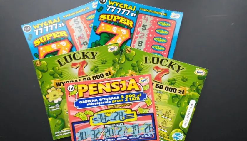 Kupony zdrapki LOTTO z motywami szczęścia i dużymi wygranymi.
