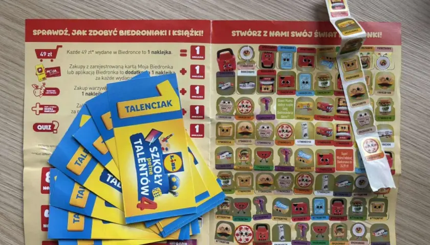 Naklejki z Biedronki i karty "Szkoły pełne talentów" na tle promocji.