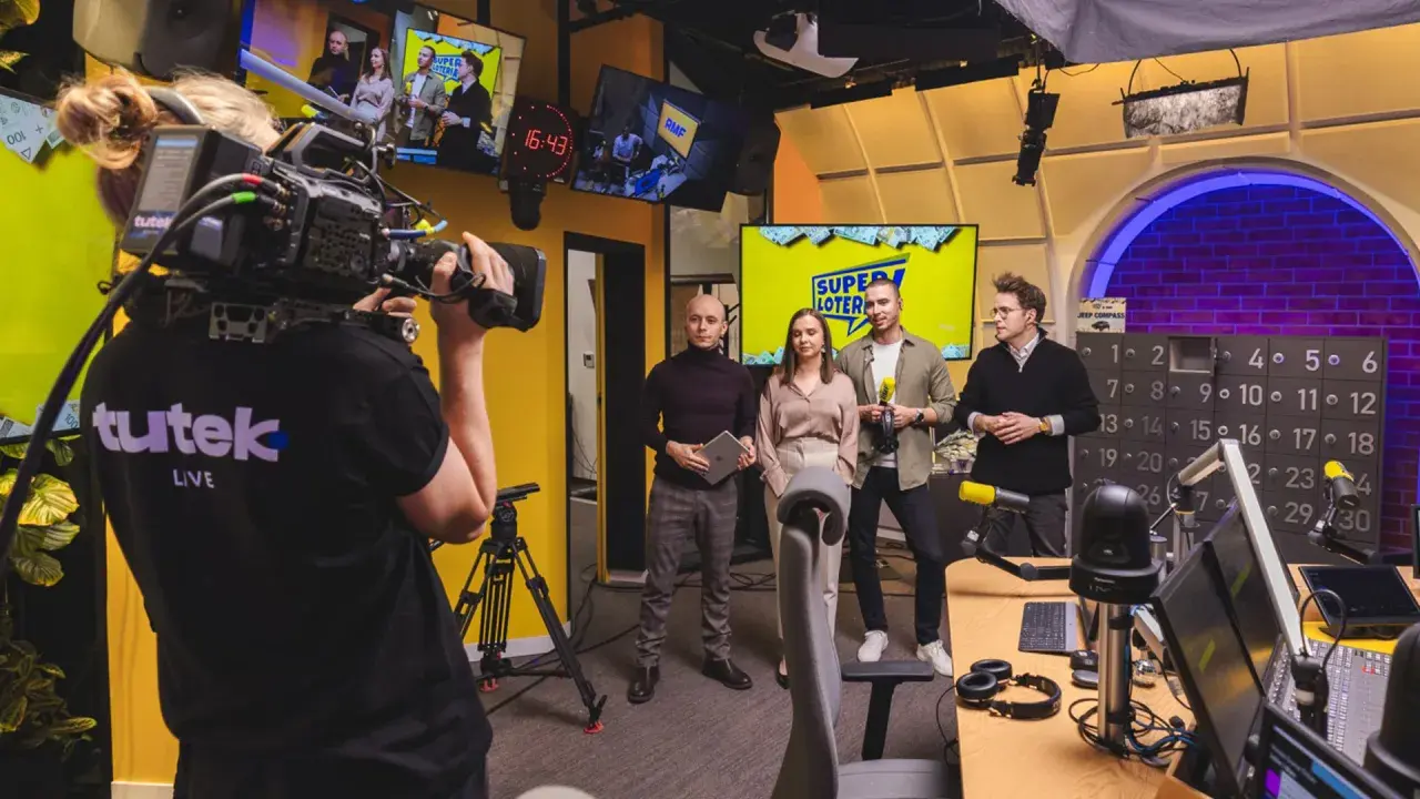 Trwa nagranie "Super Loteria" RMF FM. Dowiedz się, loteria RMF o której godzinie, oglądając transmisję na żywo.