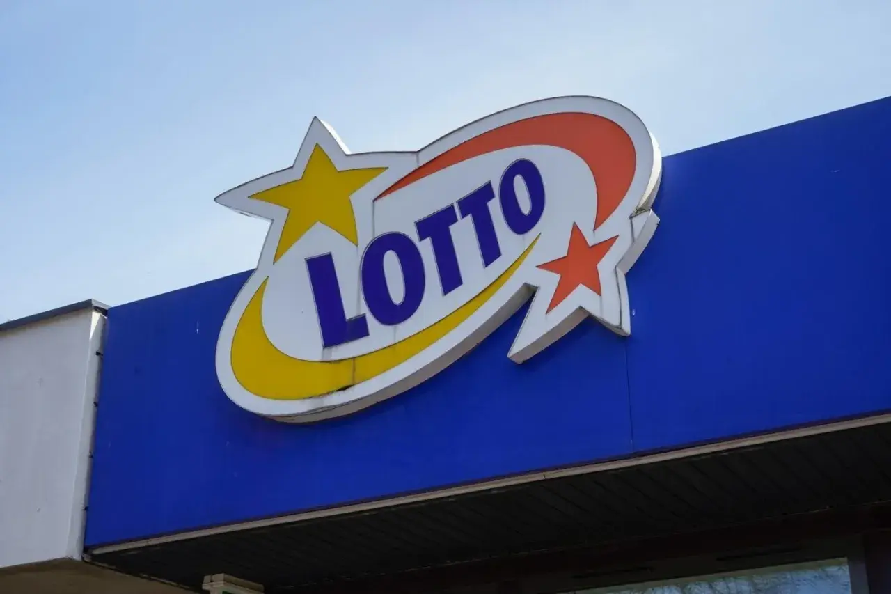 Logo LOTTO na niebieskim tle. Zastanawiasz się, jakie zdrapki najczęściej wygrywają?