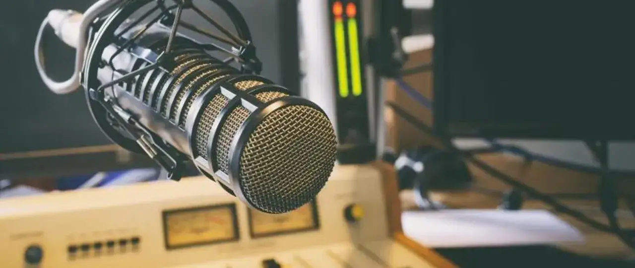 Profesjonalne studio radiowe z mikrofonem. Dowiedz się, loteria RMF o której godzinie, by nie przegapić!