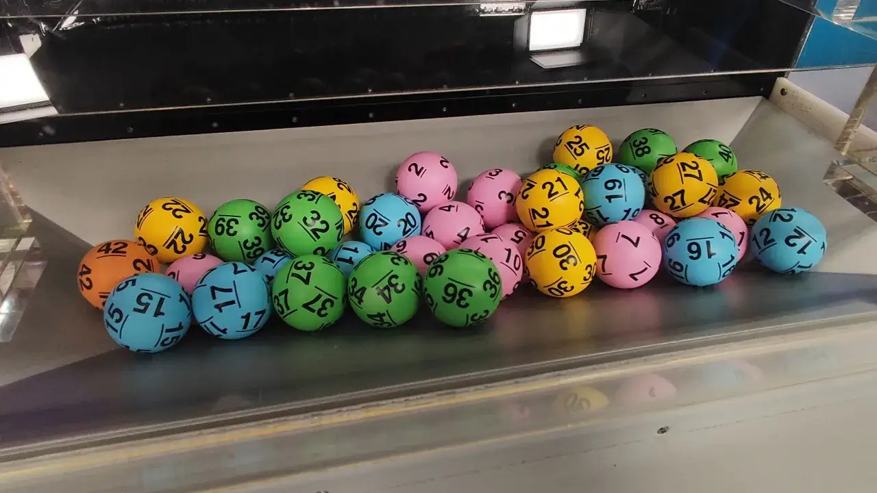 Kolorowe kulki z numerami czekają na losowania lotto. Kto zgarnie wygraną?